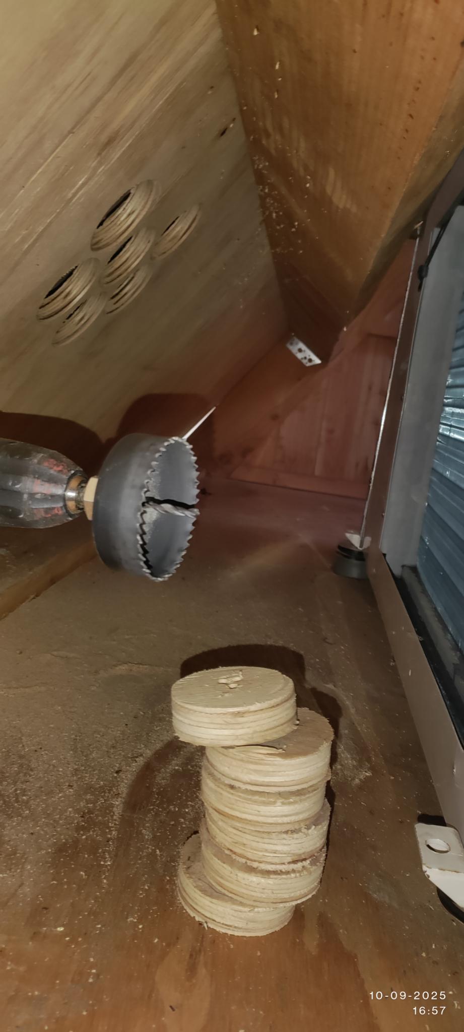 Ter hoogte van de lucht inlaat zijn vele gaten in het dak gezaagd van 6 cm diameter. Via deze gaten wordt buitenlucht onder de dakpannen weggezogen, de warmtepomp in.